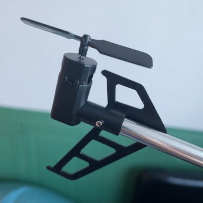 Educação para iniciantes Treinamento STEAM HUGTEC F880 Helicóptero de brinquedo de 3,5 canais 2.4G Helicóptero de controle remoto Mini Rc Helicóptero