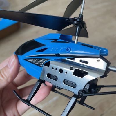 Height Holding Helicopter Remote Distance 15M HUGTEC 402-C Viração esquerda-direita Helicóptero para a frente-atrás brinquedo voador