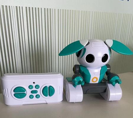 Robôs educacionais HUGTEC S024 Robô de brinquedo Gestor de controle remoto STEM 3 Música plástica Função de luz automática para unisexo